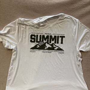 Old Navy Active Cloud 94 Soft Go-Dry Cool Summit Graphic T-Shirt